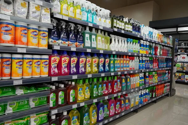 Temizlik malzemeleri, spreyler, Sıvı Temizleme Deterjanları süpermarket standında satılıyor. Raflardaki çeşitli üreticilerin temizlik ürünleri için şişeler ve temizlik ürünleri. - Dubai Uae Aralık 2019