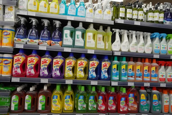 Suprimentos de limpeza, Pulverizadores, Líquidos Detergentes de limpeza para venda no carrinho de supermercado. Garrafas com produtos de limpeza para casa de limpeza de vários fabricantes em prateleiras. - Dubai Uae dezembro 2019 — Fotografia de Stock