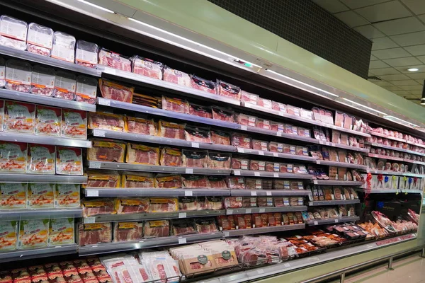 Carne, Supermercado, Açougueiro. Embalagens de carne no supermercado. Aisle carne no supermercado. Carnes Embaladas Na Secção Refrigerada Supermercado. Bacon, Turquia, Frango, Steak- Dubai Uae Dezembro 2019 — Fotografia de Stock