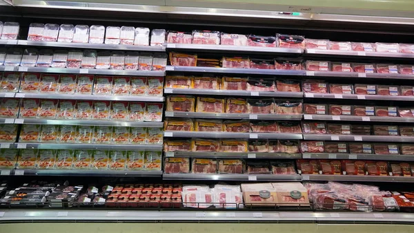 Mięso, supermarket, rzeźnik. Paczki mięsa w supermarkecie. Meat Aisle w supermarkecie. Opakowane Mięso W Supermarkecie Sekcja chłodnicza. Bekon, Turcja, Kurczak, Stek - Dubai Uae grudzień 2019 — Zdjęcie stockowe