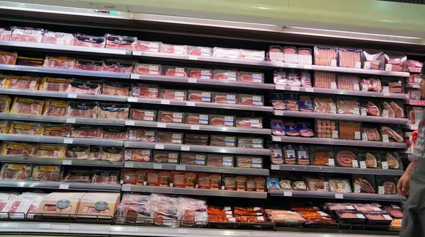 Carne, Supermercado, Açougueiro. Embalagens de carne no supermercado. Aisle carne no supermercado. Carnes Embaladas Na Secção Refrigerada Supermercado. Bacon, Turquia, Frango, Steak- Dubai Uae Dezembro 2019 — Fotografia de Stock