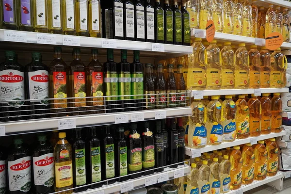 Satılık yemek yağları. Mısır, ayçiçeği, ekstra saf zeytinyağı. Yüksek kalitede sağlıklı pişirme yağı. Rafta, rafta, Dubai Uae Aralık 2019