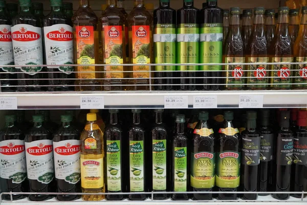 Butelki olejków na sprzedaż. Kukurydza, słonecznik, oliwa z oliwek. Wiersze wysokiej jakości zdrowego oleju do gotowania. Różnorodna marka oleju na półce - Dubai Uae grudzień 2019 — Zdjęcie stockowe