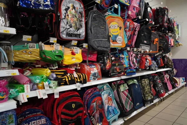 Çocuk okulu, farklı renklerde öğle yemeği çantaları, tasarımlar, şekiller ve boyutlar bir perakende mağazasında sergileniyor. New Back to School sezonu. Çeşitli üreticilerin sırt çantaları. Dubai BAE Aralık 2019