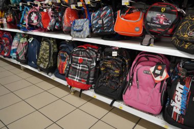 Çocuk okulu, farklı renklerde öğle yemeği çantaları, tasarımlar, şekiller ve boyutlar bir perakende mağazasında sergileniyor. New Back to School sezonu. Çeşitli üreticilerin sırt çantaları. Dubai BAE Aralık 2019