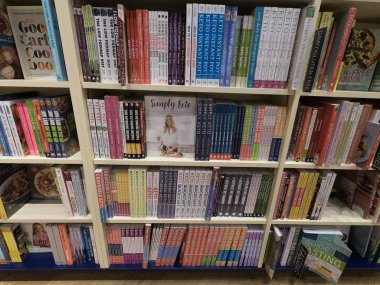 Dubai BAE Mayıs 2019 - Kitaplar bir kütüphanede, kitapçıda sergileniyor. Satılık Kitapların Geniş Çeşitliliği.