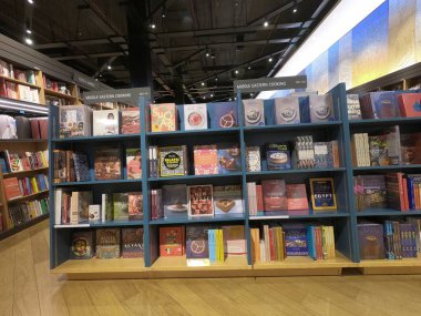 Dubai BAE Mayıs 2019 - Orta Doğu Yemekleri. Diyet ve Yemek Tarifleri Kitapları kütüphanede, kitapçıda sergileniyor. Satılık Kitapların Geniş Çeşitliliği.