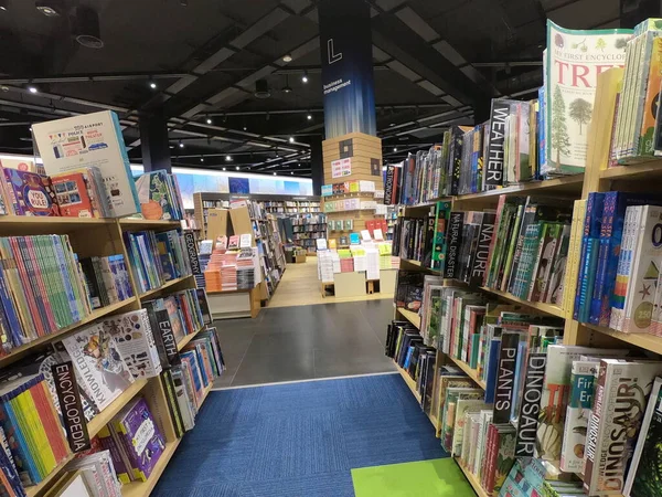 Dubai UAE May 2019-książki dla dzieci wyświetlane w bibliotece, w sklepie z książkami. Szeroka gama książek na sprzedaż. — Zdjęcie stockowe