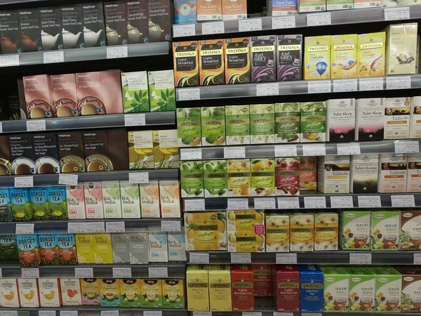 Dubai Emirados Árabes Unidos maio 2019: Chá de ganhos em caixas em exposição para venda no Supermercado. Pacotes variados de chá exibidos para venda nas prateleiras. Earl Grey Tea, chá de limão, chá de erva-doce, chá de gengibre. — Fotografia de Stock