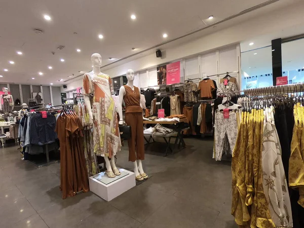 Dubai Emirados Árabes Unidos maio 2019: Mulher Manequim exibindo roupas extravagantes para venda. Roupa Feminina exibida para venda na loja de roupas. — Fotografia de Stock