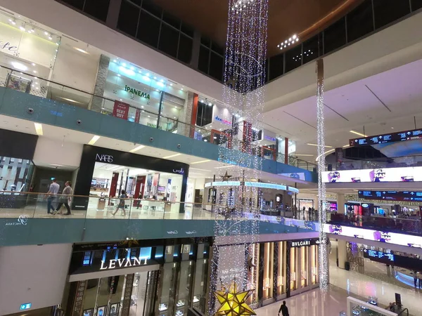 Dubai UAE - May 2019: People inside the Grand Atrium inside Dubai Mall. Interior View Dubal Mall shopping mall. world's largest shopping mall based on total area — Stock Photo, Image