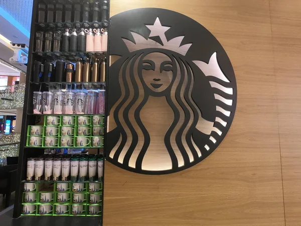 Dubai Verenigde Arabische Emiraten - mei 2019: Starbucks Coffee Dubai filiaal front. Voorzijde van de Starbucks coffeeshop met Starbucks logo. — Stockfoto