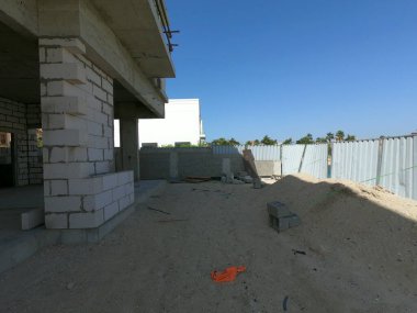 Arazi üzerinde modern bir ev inşaatı. Mevcut İnsanlar Yok.