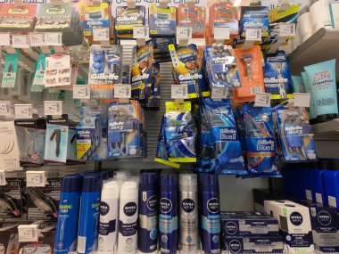 Erkeklerin tıraş ürünlerinin sağlık hizmetleri süpermarkette satışta. Gillette jileti ve tıraş jeli bir mağazada satışta..