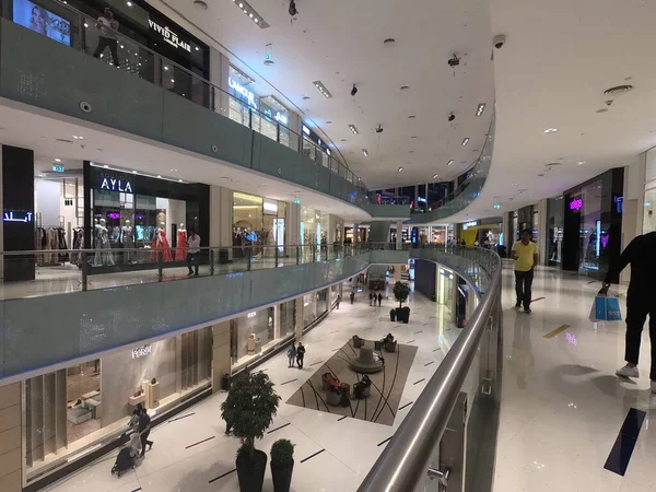 Dubai OAE - July 2019: The Dubai Mall Inside view with people around hoding and shopping. Внутрішній вигляд торгового центру Дубай. — стокове фото