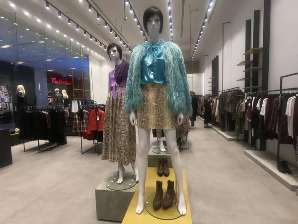 Dubai Emirados Árabes Unidos: julho de 2019 - Manequim exibindo roupas femininas. Vendas, desconto e compras no shopping de moda, escolhendo novas roupas. Roupas penduradas para venda no shopping. Roupa feminina colorida. — Fotografia de Stock