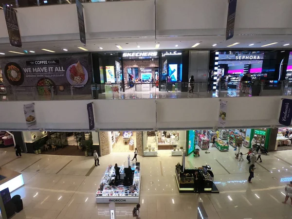 Dubaï Émirats arabes unis - Juillet 2019 : Le Dubai Mall vue de l'intérieur avec des gens tout autour de la marche et du shopping. Vue intérieure du centre commercial Dubai. — Photo