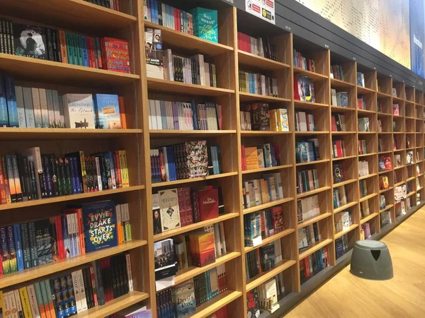 Dubai VAE - Juli 2019: Stapel bunter Literaturbücher. Verschiedene Buchtitelanordnungen in Regalen in der Literaturabteilung einer Buchhandlung in Dubai. — Stockfoto