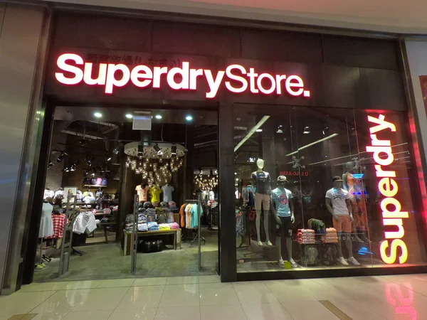 Dubai Egyesült Arab Emírségek - Június 2019: Super Dry ruházat márka kiskereskedelmi áruház. Superdry Store ruha- és divatüzlet külseje felirattal, felirattal, logóval és márkajelzéssel. — Stock Fotó