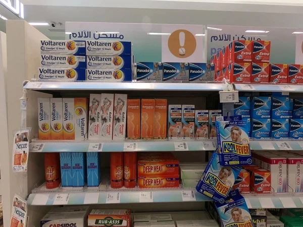두 바이 UAE - 2019 년 6 월: 가게에서 판매하기 위해 표시 된 진통제와 크림. 슈퍼마켓에서 팔기 위해 진열되어 있는 여러 종류의 통증 구호 물품. — 스톡 사진