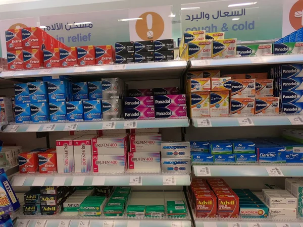 Dubai Emirados Árabes Unidos - junho de 2019: pílulas de assassino de dor exibidas para venda em uma loja. Variedades de produtos de alívio da dor em exibido para venda no supermercado. — Fotografia de Stock