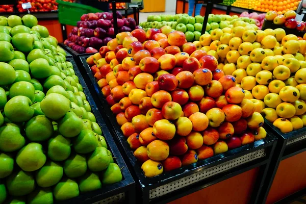 Egy rakás zöld, piros, sárga alma a szupermarketben. Az almákat nyilvános piacon értékesítik. Organikus élelmiszerek Friss alma az üzletben, áruház - Dubai Uae 2019. december — Stock Fotó