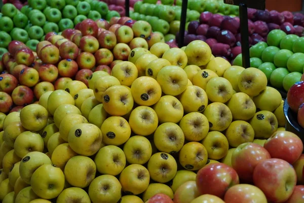 Manojo de manzanas rojas, amarillas y verdes en cajas en el supermercado. Las manzanas se venden en el mercado público. Alimentos orgánicos Manzanas frescas en la tienda, tienda - Dubai Emiratos Árabes Unidos diciembre 2019 — Foto de Stock