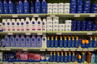 Nivea Serum, Adalet Losyonu, Dudak parlatıcısı, Güneş kremi, Güneş kremi, Güneş Spreyi. Şişeler ve kavanozlar. Nivea Cilt ve Kozmetik Ürünleri Süpermarket raflarında satılıyor. - Dubai Uae Aralık 2019