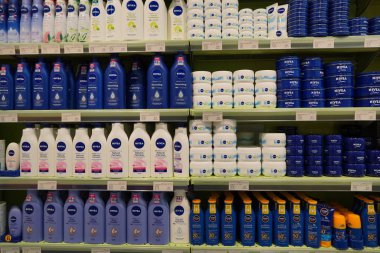 Nivea Serum, Adalet Losyonu, Dudak parlatıcısı, Güneş kremi, Güneş kremi, Güneş Spreyi. Şişeler ve kavanozlar. Nivea Cilt ve Kozmetik Ürünleri Süpermarket raflarında satılıyor. - Dubai Uae Aralık 2019