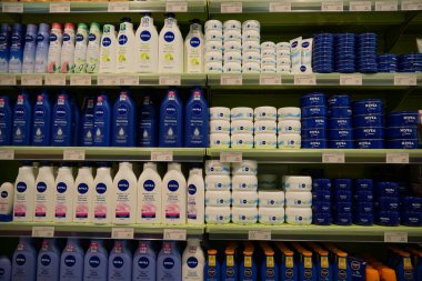 Nivea Serum, Adalet Losyonu, Dudak parlatıcısı, Güneş kremi, Güneş kremi, Güneş Spreyi. Şişeler ve kavanozlar. Nivea Cilt ve Kozmetik Ürünleri Süpermarket raflarında satılıyor. - Dubai Uae Aralık 2019