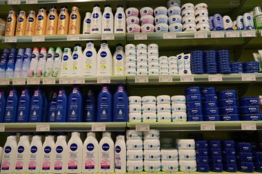 Nivea Serum, Adalet Losyonu, Dudak parlatıcısı, Güneş kremi, Güneş kremi, Güneş Spreyi. Şişeler ve kavanozlar. Nivea Cilt ve Kozmetik Ürünleri Süpermarket raflarında satılıyor. - Dubai Uae Aralık 2019