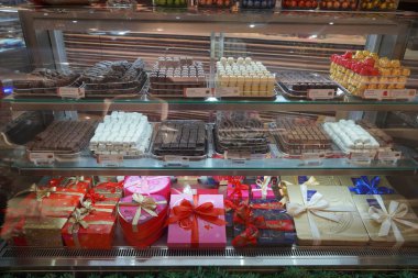 Dükkandaki birkaç çikolatalı şekeri kapat. Dükkan vitrininde çikolatalı şeker. Çikolataların yanında dur. Farklı dolgulu lezzetli çikolata şekerleri koleksiyonu. - Dubai Uae Aralık 2019