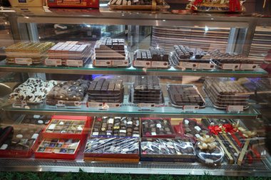 Dükkandaki birkaç çikolatalı şekeri kapat. Dükkan vitrininde çikolatalı şeker. Çikolataların yanında dur. Farklı dolgulu lezzetli çikolata şekerleri koleksiyonu. - Dubai Uae Aralık 2019