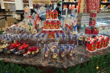 Birinci sınıf Belçika çikolatası hediye kutusu. Kutuda nefis çikolatalar. Noel zamanı. Kutularda Belçika çikolatası olan bir dükkan. Yay ve hediye paketleri içinde şekerler. - Dubai Uae Aralık 2019