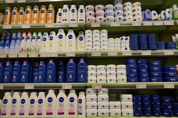 Nivea sérum, Fairness krém, lesk na rty, sluneční krém, solární krém, solární sprej. Lahvičky a sklenice. Nivea Skincare And Cosmetic Products for Sale On Supermarket Shelf. - Dubaj Uae prosinec 2019 — Stock fotografie