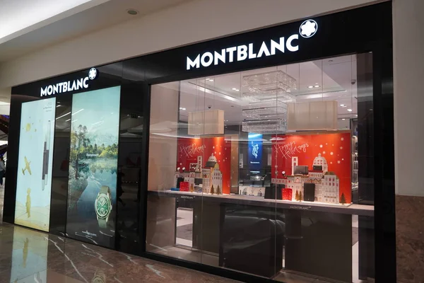 Udsigt over Montblanc butik. Butiksfacade af MontBlanc high-end tilbehør modebutik logo. Tysk producent luksus ure, skriveredskaber, smykker, lædervarer Dubai UAE December 2019 - Stock-foto
