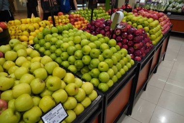 Süpermarkette kutuların üzerinde kırmızı, sarı ve yeşil elmalar var. Elmalar halka açık pazarda satılıyor. Organik yiyecekler mağazada taze elmalar Dubai BAE Aralık 2019