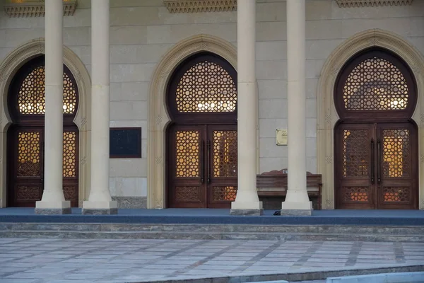 Dubai Emirados Árabes Unidos dezembro 2019 Fachada de uma mesquita com decoração ornamentada. Arquitetura árabe. Árabe oriental portas de estilo de mesquita. Humaid Al Tayer Masjid em Jumeirah. Mesquita mais bonita vista frontal . — Fotografia de Stock