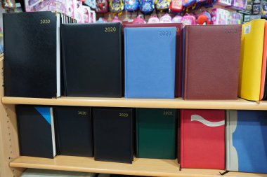 Süslü defterler, bir dükkanda satılık günlükler. Planın için güzel planlama kitapları. 2020 yılının renkli günlüğü indirimde. - Dubai Uae Aralık 2019