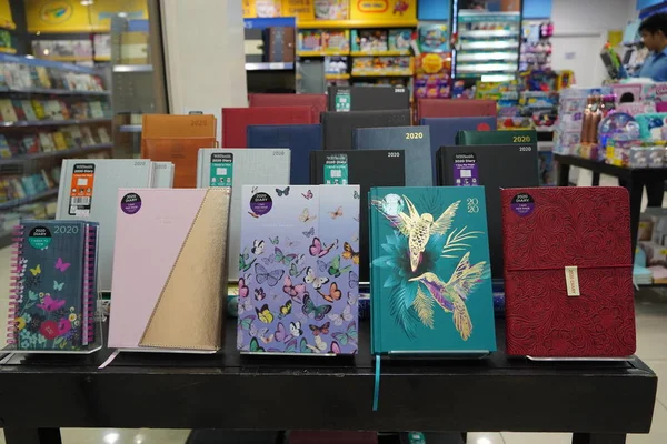 Notebooks extravagantes, diários para venda arranjada em uma loja. Bons livros organizadores para o teu planeamento. Ano Novo 2020 diário colorido à venda. - Dubai Emirados Árabes Unidos dezembro 2019 — Fotografia de Stock