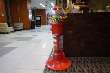 Bozuk para işleten sakız makinesinde renkli sakız. Atlıkarınca Gumball Machine Bank bir dükkanın dışında tutuluyor. - Dubai Uae Ocak 2020