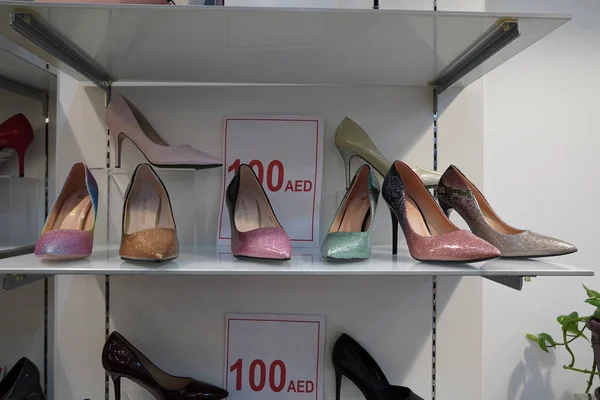 Calçado colorido novo com salto alto em prateleiras em shopping center. Exibição de estiletes pontiagudos na frente da loja. Sapatos de salto alto disponíveis para venda em uma prateleira de loja - Dubai Emirados Árabes Unidos janeiro 2020 — Fotografia de Stock