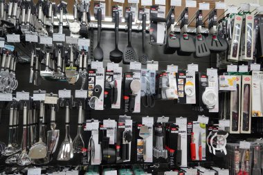 Mutfak Aletleri Dükkanda Asılı. Mağazalardaki farklı üreticilerin geniş seti ve çeşitliliği. Mutfak eşyaları, bıçaklar, spatula, Ladle, Tong, kaşık, silikon aletler. - Dubai Uae Aralık 2019