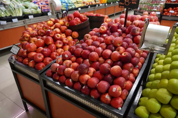 Manojo de manzanas rojas, amarillas y verdes en cajas en el supermercado. Las manzanas se venden en el mercado público. Alimentos orgánicos Manzanas frescas en la tienda, tienda - Dubai Emiratos Árabes Unidos diciembre 2019 — Foto de Stock