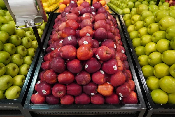 Bündel roter, gelber und grüner Äpfel auf Kartons im Supermarkt. Äpfel, die auf öffentlichen Märkten verkauft werden. Biolebensmittel Frische Äpfel im Laden, Geschäft - Dubai VAE Dezember 2019 — Stockfoto