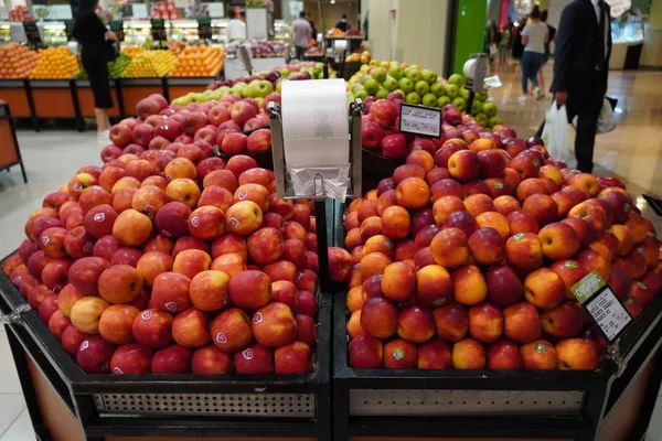 Bündel roter Äpfel auf Kartons im Supermarkt. Äpfel, die auf öffentlichen Märkten verkauft werden. Biolebensmittel Frische Äpfel im Laden, Geschäft - Dubai Uae Dezember 2019 — Stockfoto