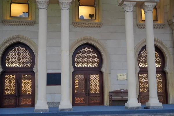 Dubai Emirados Árabes Unidos dezembro 2019 Fachada de uma mesquita com decoração ornamentada. Arquitetura árabe. Árabe oriental portas de estilo de mesquita. Humaid Al Tayer Masjid em Jumeirah. Mesquita mais bonita vista frontal . — Fotografia de Stock