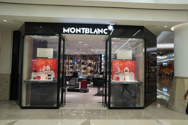 Udsigt over Montblanc butik. Butiksfacade af MontBlanc high-end tilbehør modebutik logo. Tysk producent luksus ure, skriveredskaber, smykker, lædervarer Dubai UAE December 2019 - Stock-foto