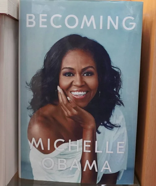 Kitapçıda Michelle Obama tarafından yazılan kitap. Michelle Obama 'nın kitapları bir kitapçının raflarında sergilendi. Kütüphane - Kochi, Hindistan: Ocak 2020