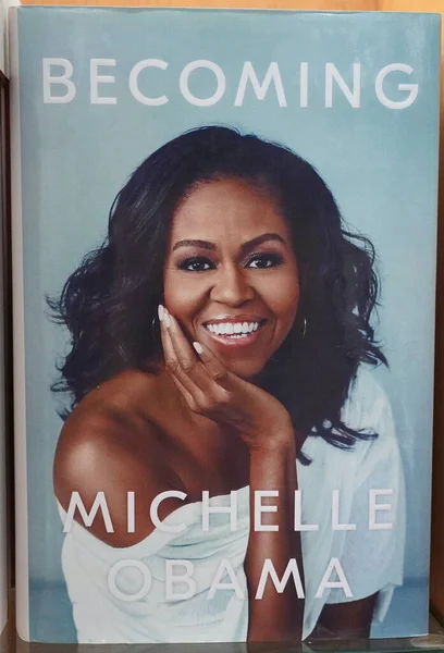 Kitapçıda Michelle Obama tarafından yazılan kitap. Michelle Obama 'nın kitapları bir kitapçının raflarında sergilendi. Kütüphane - Kochi, Hindistan: Ocak 2020 — Stok fotoğraf